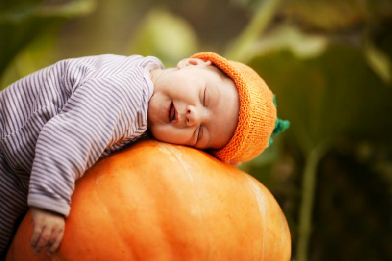 baby_sleeping_on_pumpkin.jpg